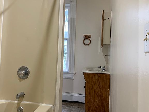 4th image of 964 Woodlawn Ave #C