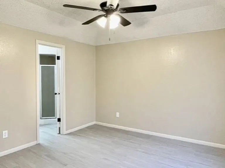 805 Colonial Ln — Photo 5