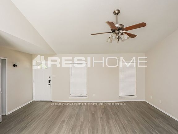 4th image of 1106 Greenbriar Ln