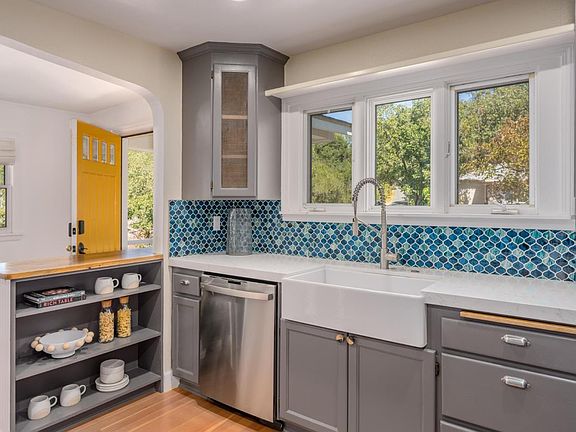 5th image of 232 Sunnyside Avenue