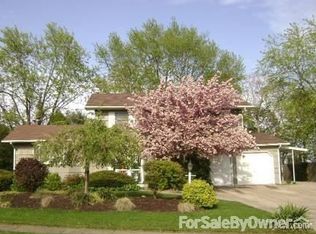 16 Barrington Dr, Wheatley Heights, NY