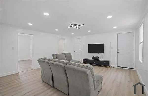 3 bed, $2,500 — Photo 2