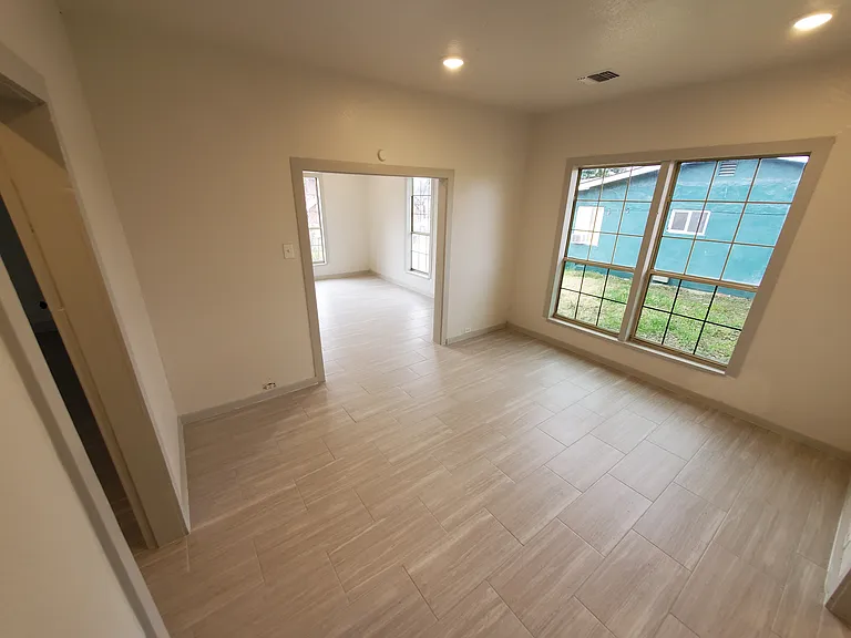 1923 W Poplar St — Photo 26