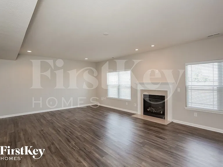 4618 W Otway Ln — Photo 4