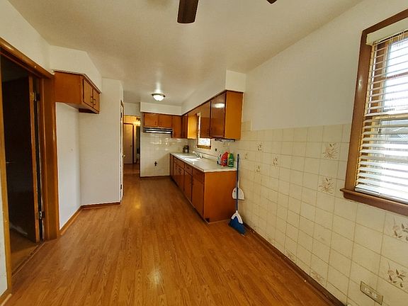 4th image of 1040 Eastern Ave