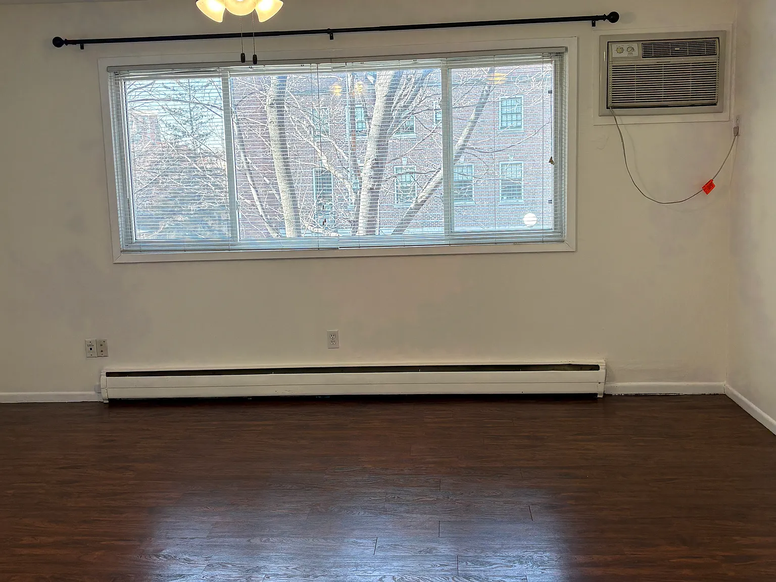 Studio, 300 sqft, $885 — Photo 2
