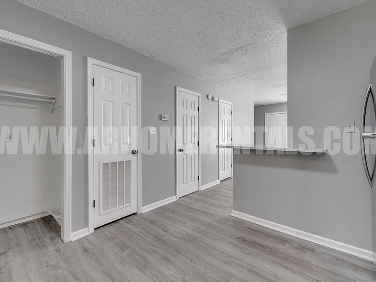 2405 Washington Ave — Photo 4