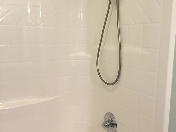 4th image of 1103 Eastview Dr