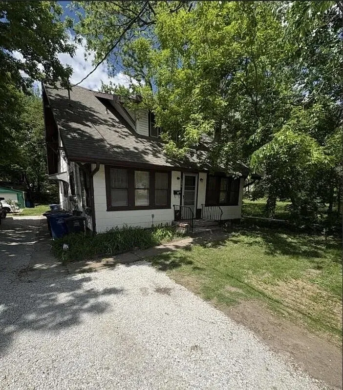 2 bed, 1.0 bath, $900 — Photo 1