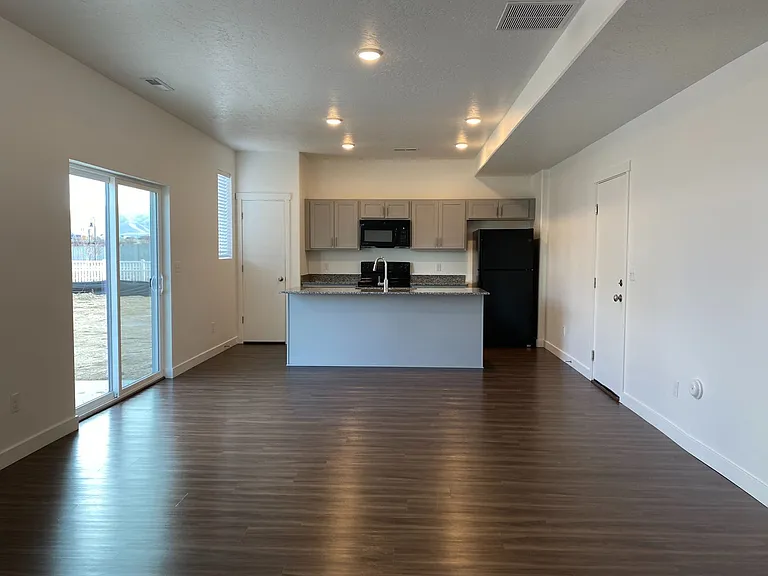 Two-story Single Family Home on Riverside. — Photo 20