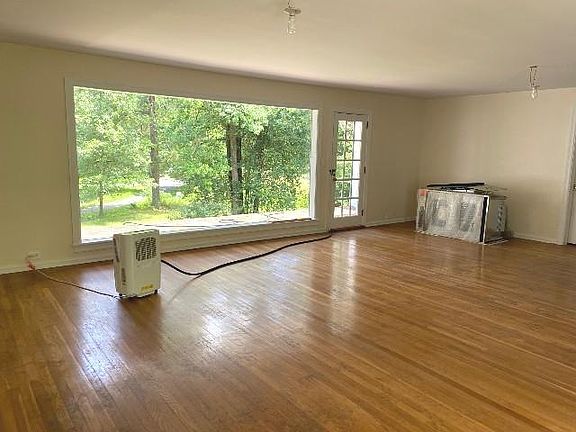 3rd image of 41 Edgewater Ln