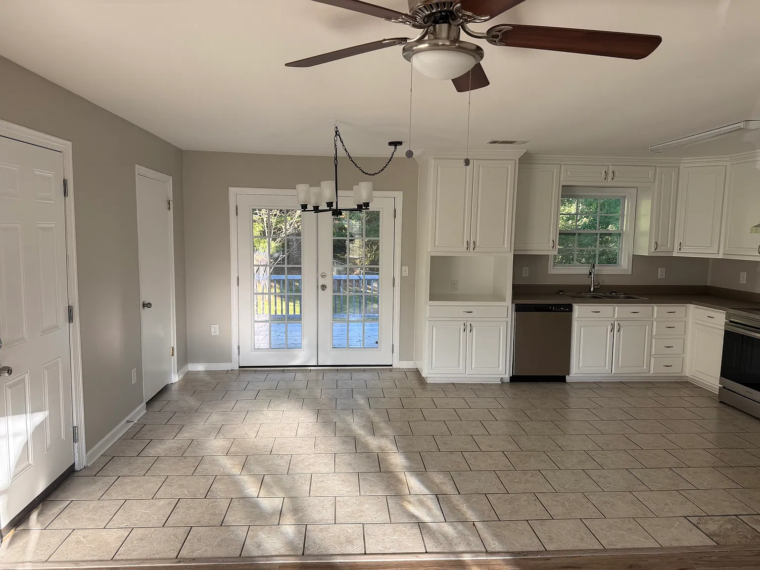 3 bed, 1078 sqft, $1,850 — Photo 3