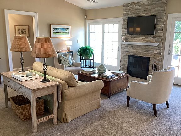 3rd image of 136 Saint Andrews Cir