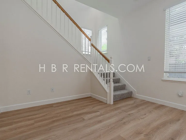 483 Summer Ln — Photo 12
