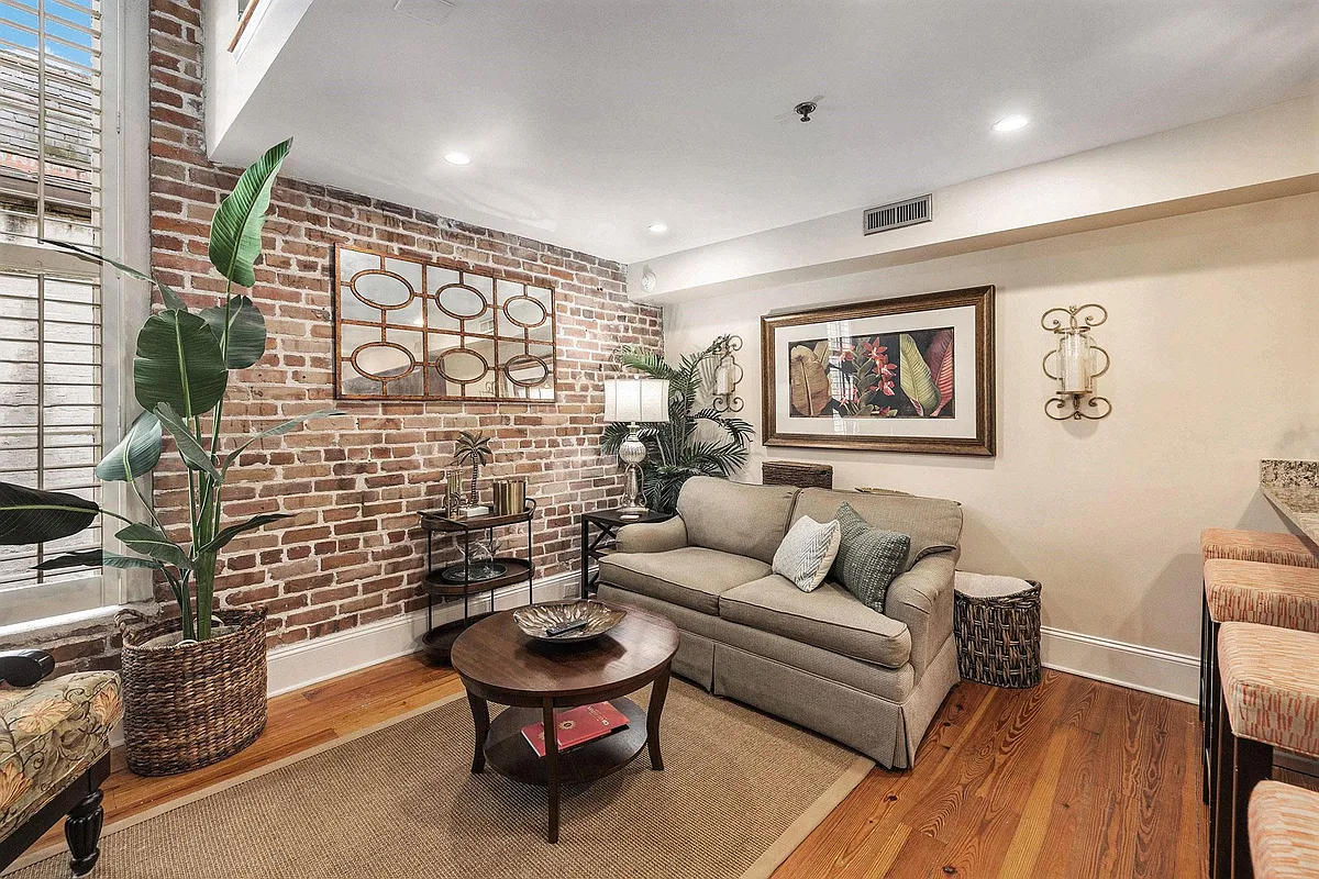Living area with Smart TV - 157 Calhoun St #202
