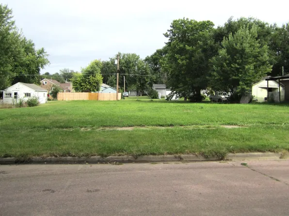 1150 Montana Ave SW, Huron, SD 57350