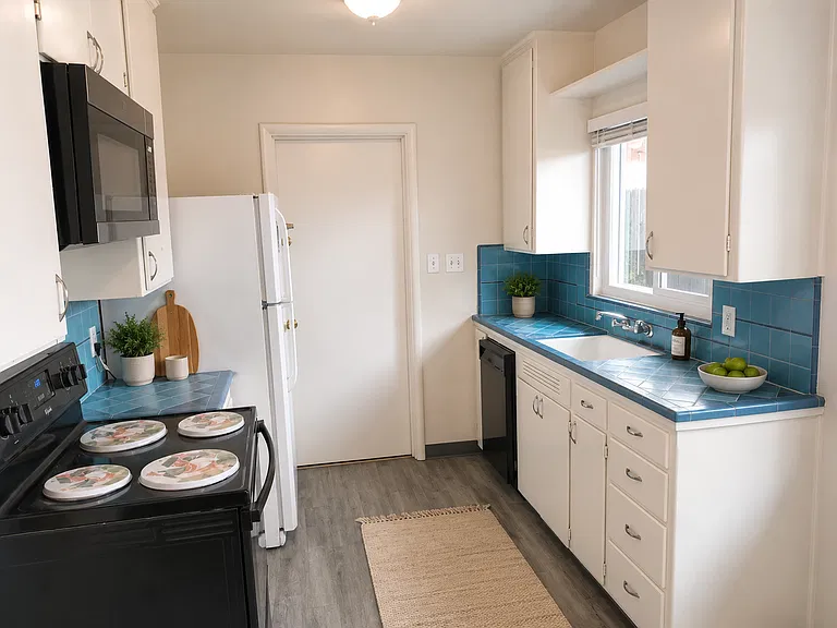 2044 Mayfair Dr W — Photo 4