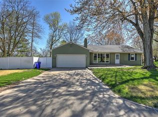 2 Eastmoreland Pl, Decatur, IL 62521