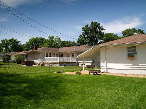 3rd image of 320 Monterey Dr