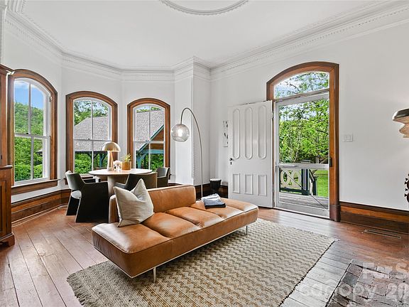 5th image of 204 Lawson St
