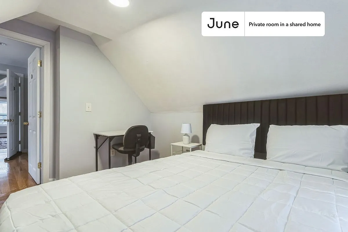 Queen bedroom in 5 bed/3 bath home in Somerville #1806 D — Photo 2