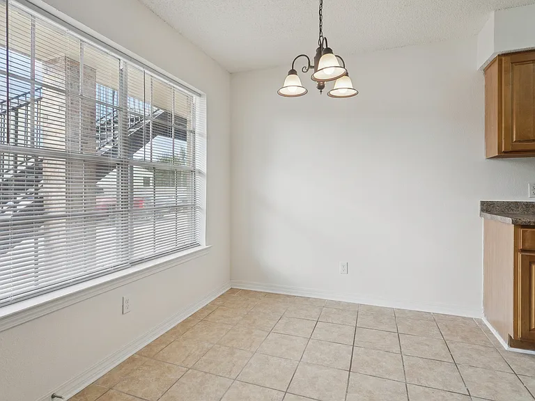Courtney Heights — Photo 14