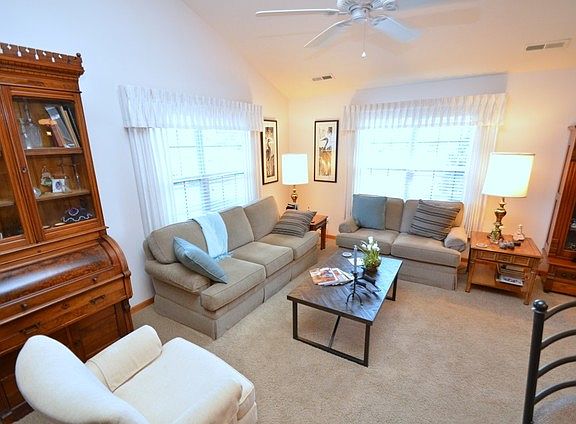2nd image of 263 Lilac Ln Unit 263