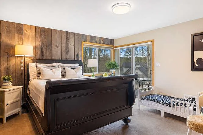 Lower level queen-size bedroom