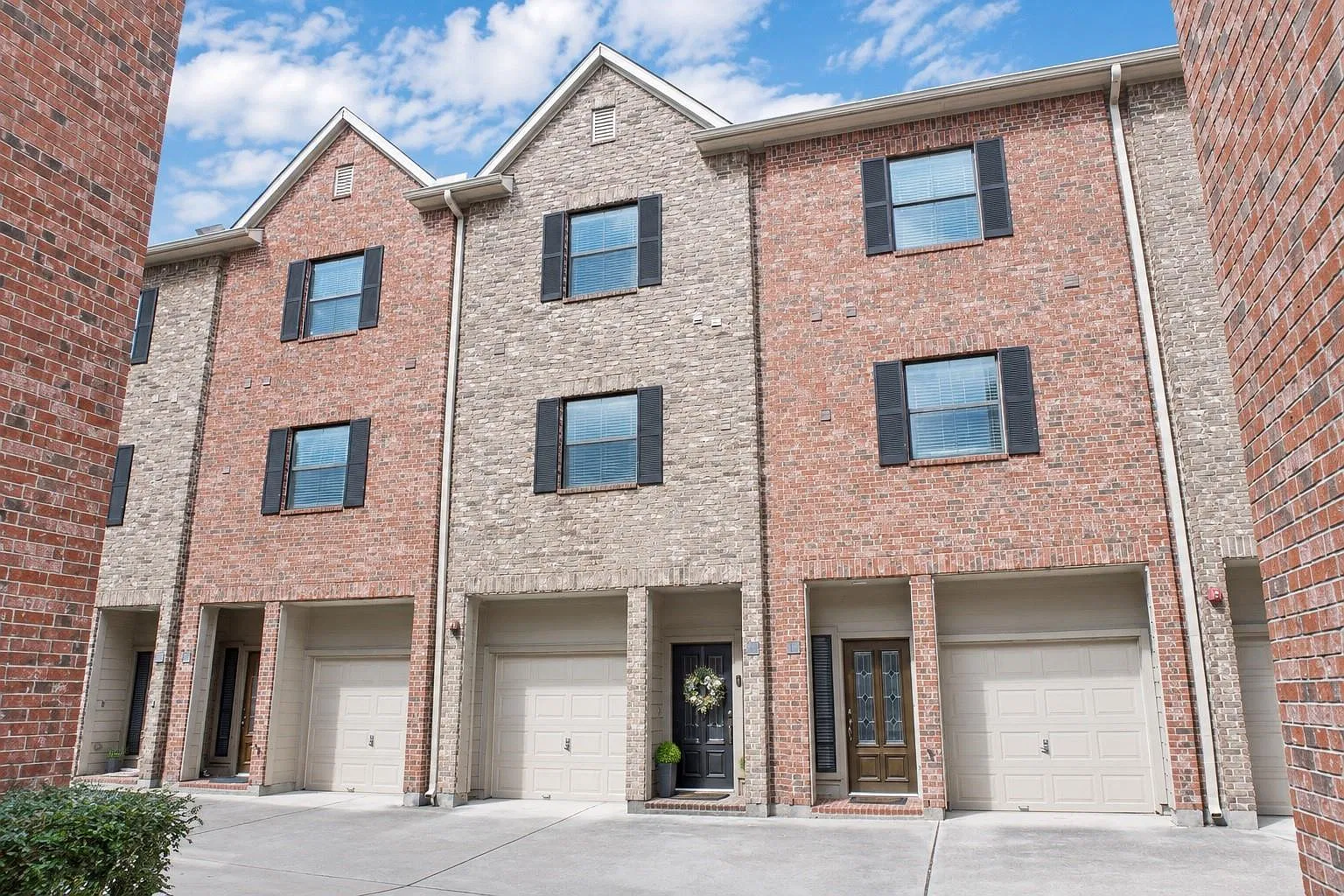 2 bed, 2.5 bath, 1424 sqft, $2,700 — Photo 2