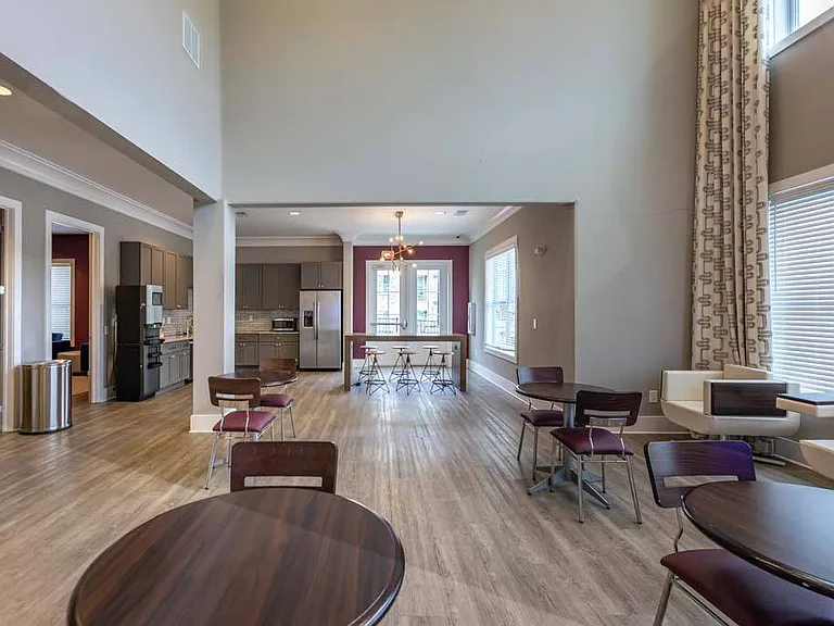 Foxwood Apartments — Photo 40