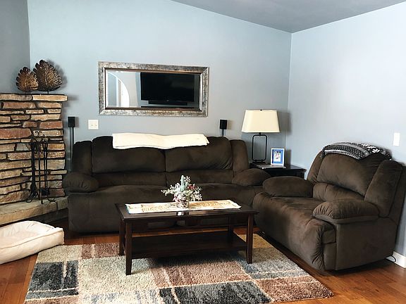 3rd image of 727 Woodside Dr