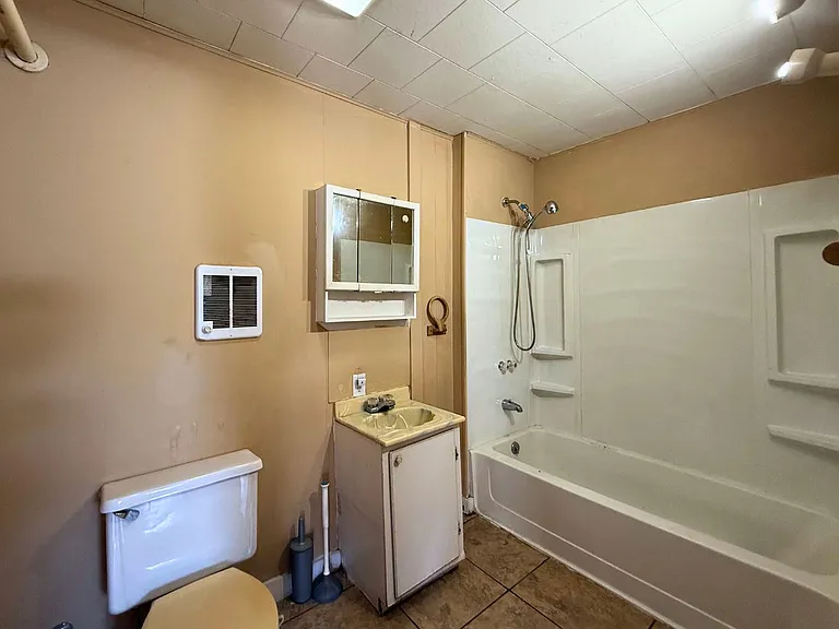 152 E Market St #B — Photo 8