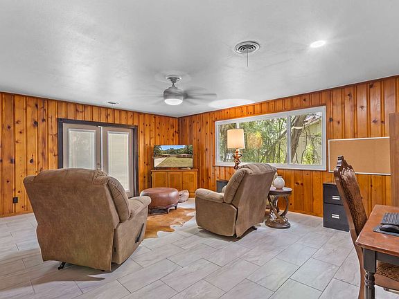 5th image of 398 SE Evergreen Dr