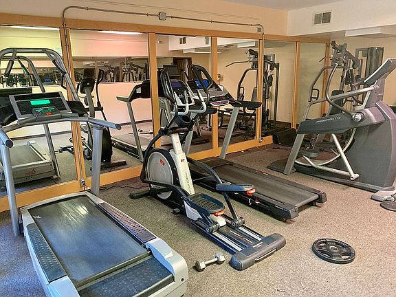 4th image of 22100 Burbank Blvd Unit 218