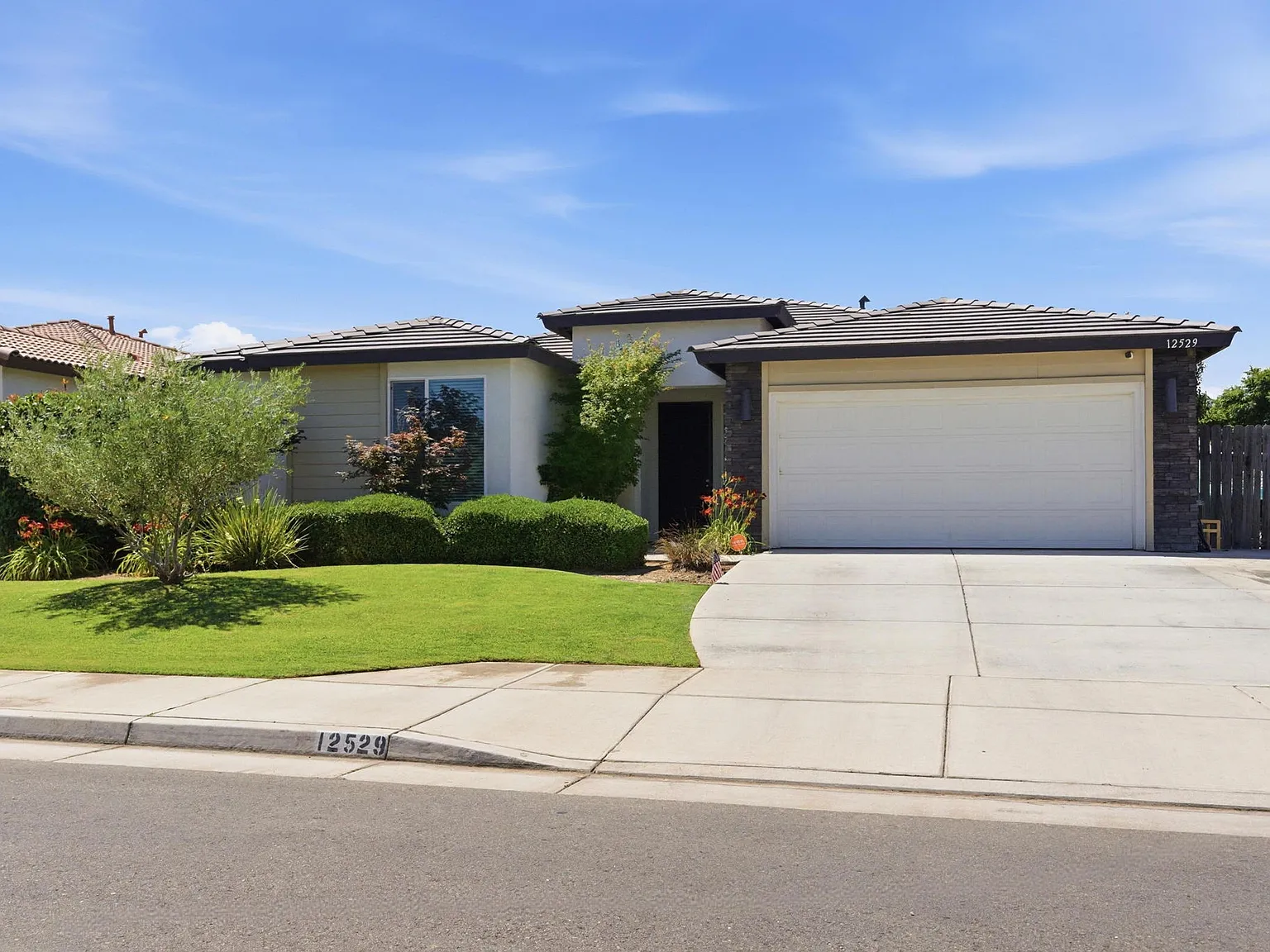 4 bed, 1873 sqft, $2,850 — Photo 1