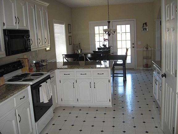 4th image of 596 Bradford Dr