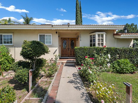 3rd image of 10918 Reseda Blvd