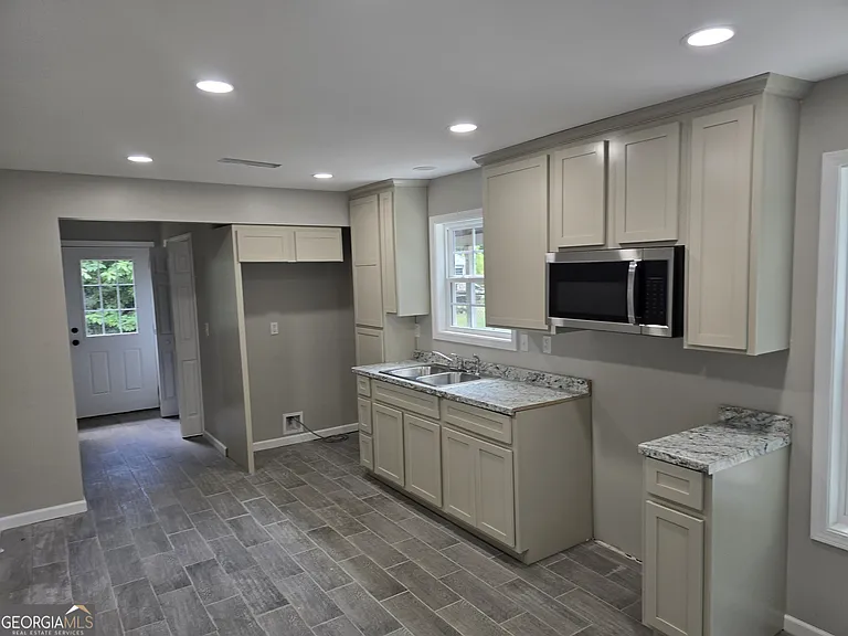 305 Smith St — Photo 10