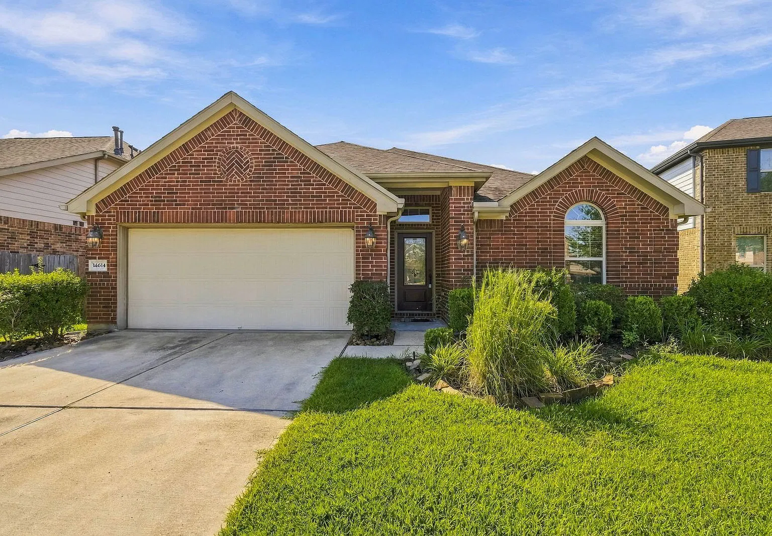 4 bed, 2.0 bath, 2140 sqft, $2,345 — Photo 3