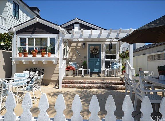 Charming front cottage (not for rent) shows that the whole property is maintained in excellent condition