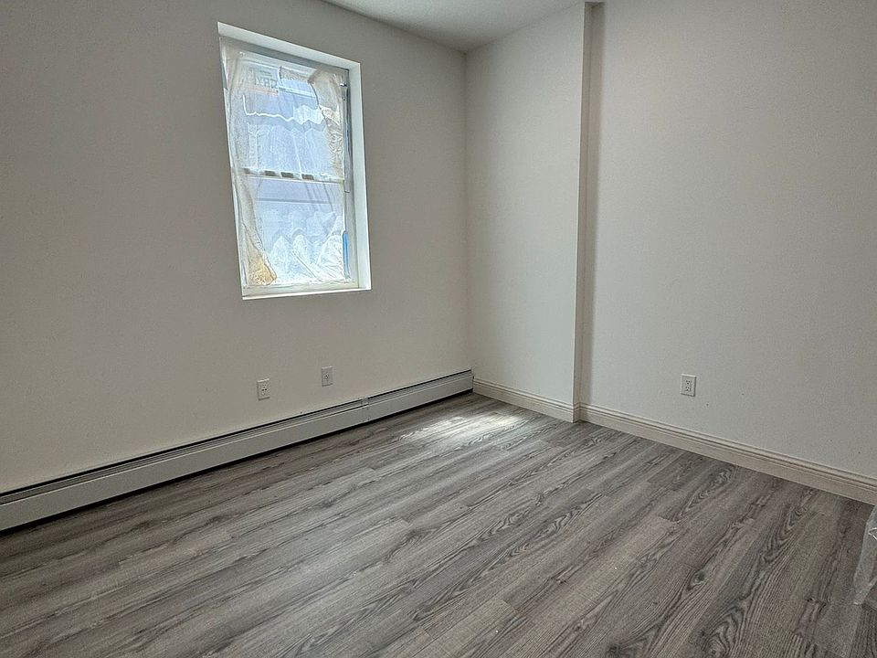 2nd image of 1048 E 213th St #2