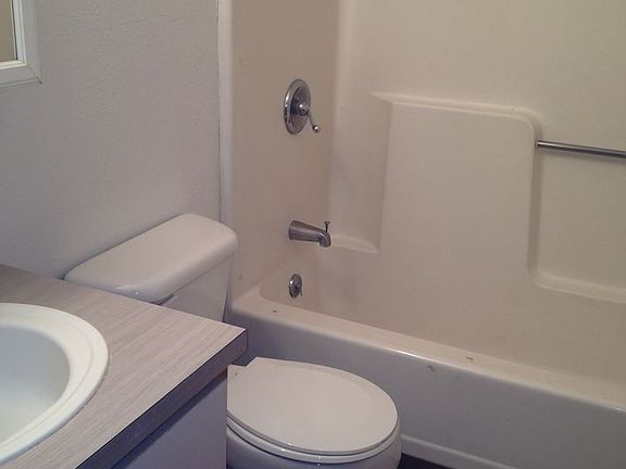 5th image of 310 Pleasant Ave APT 6