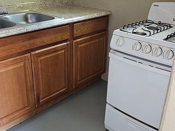 5th image of 150 S Railroad Ave Unit 05