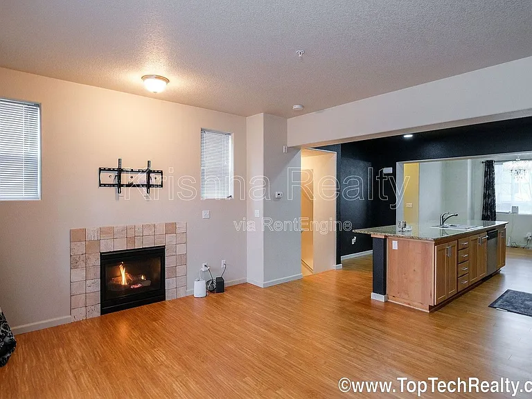 477 NE Edgeway Dr — Photo 9
