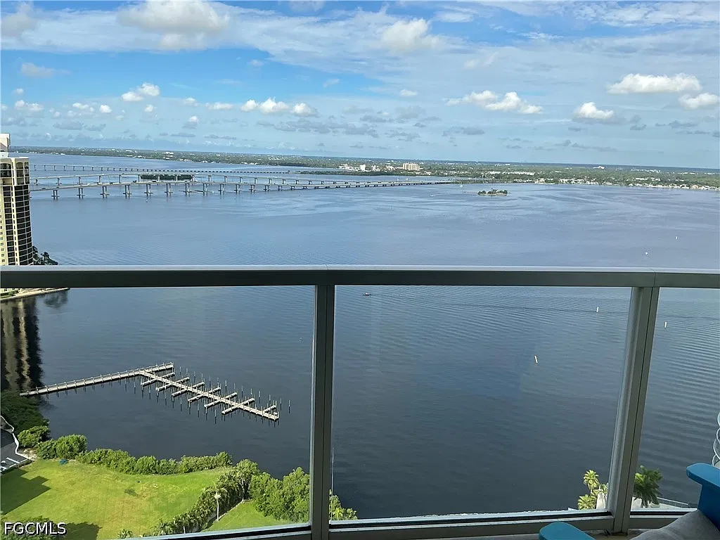2 bed, 2.0 bath, 1319 sqft, $4,500 — Photo 2