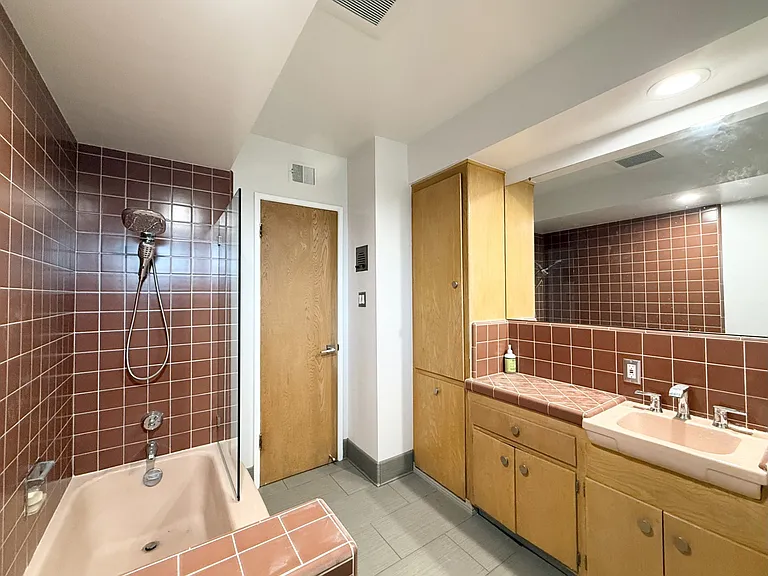 9721 Orangewood Ave — Photo 16