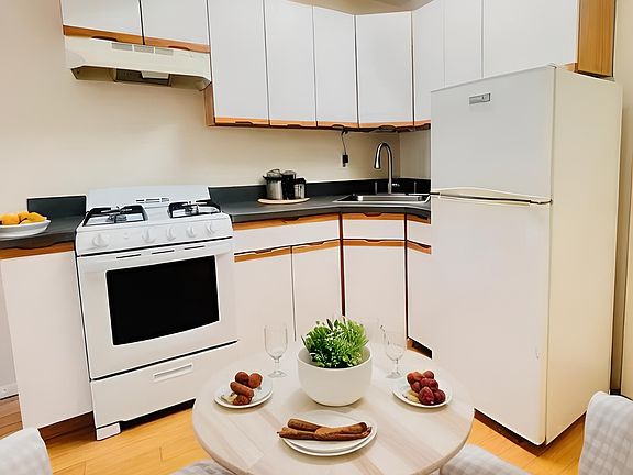 4th image of 10-28 49th Ave #1F