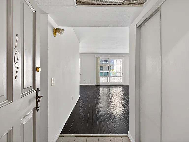 Woodman Ave Apartments — Photo 61