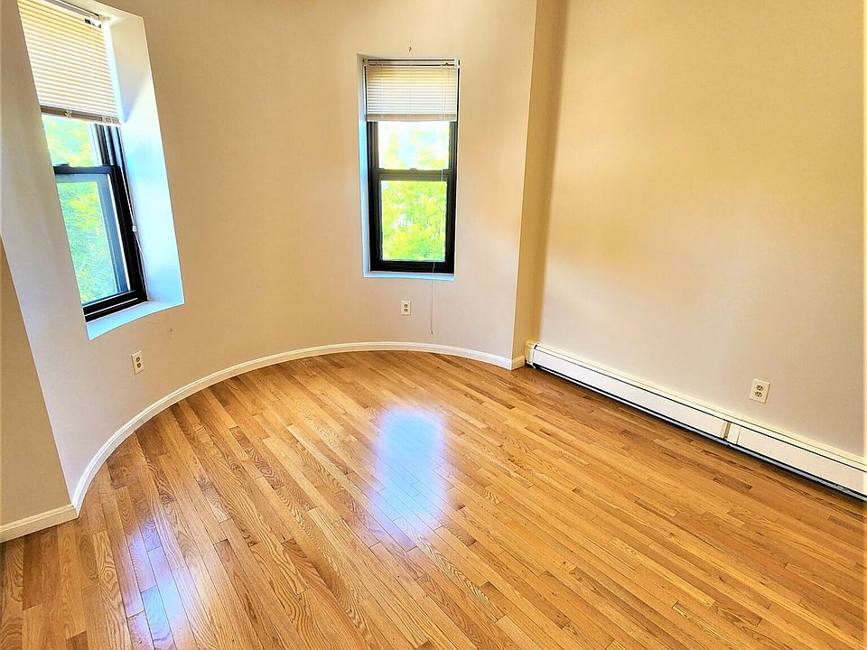 Front Facing Room #2 (no closet)
