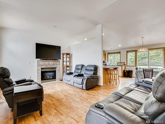 Nice vaulted ceilings and natural light!